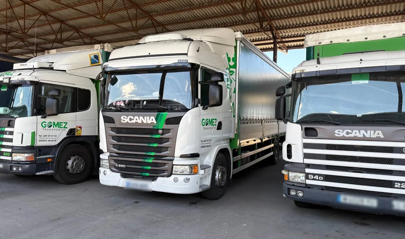 Tres camiones Scania de lona de Transportes Gómez en la nave